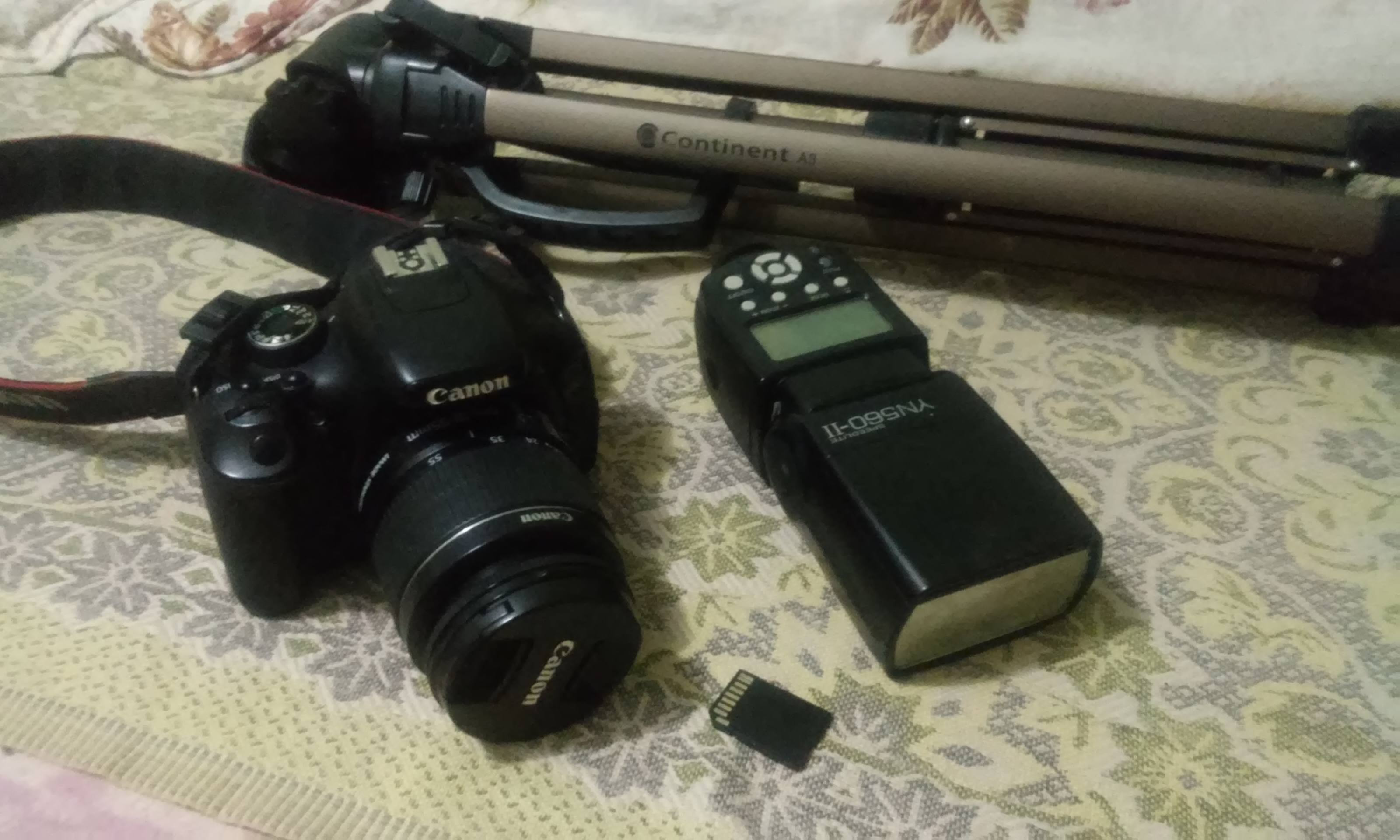 Фотоаппарат Canon 600D + внешняя вспышка + флешка 64Гб + штатив - Фотоаппараты,Объективы,Оборудование для студии