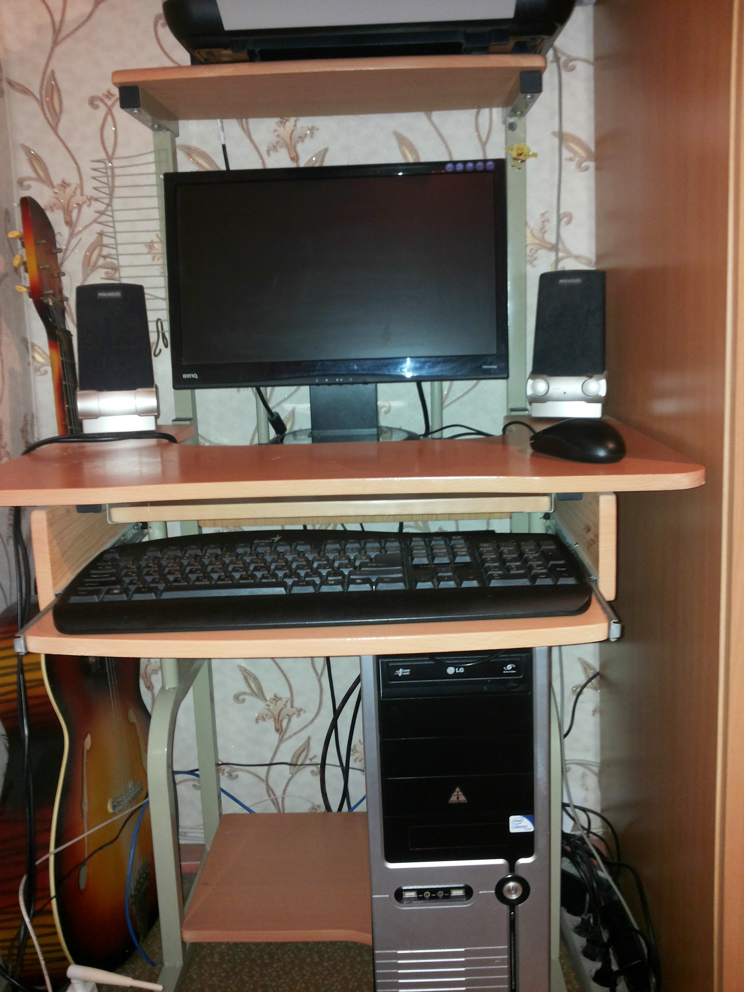Компьютер в комплекте (системный блок, монитор, компьютерный стол)