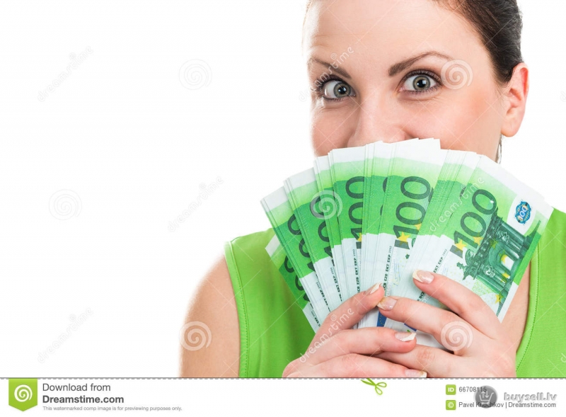 Балткредит займ личный. Бумажные деньги в женских руках. Девушка с евро. Человек с евро в руках. Деньги евро в руках.